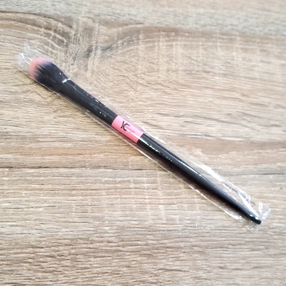 Eye shadow brush